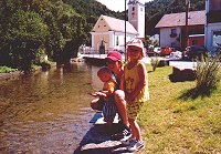 Forellenf&uuml;ttern