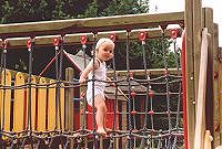 Johanna auf einem Kletterger&uuml;st