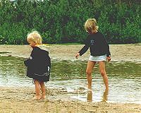 Carolin und Johanna beim Sandpf&uuml;tzenplatschen