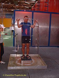 Riesige Seifenblase im Explora-Museum