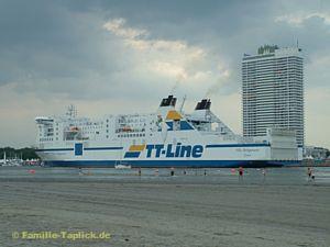 Die "Nils Holgerson" bei der Einfahrt nach Travem&uuml;nde