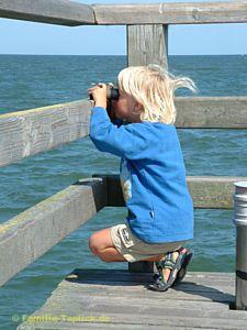 Johanna mit Fernglas